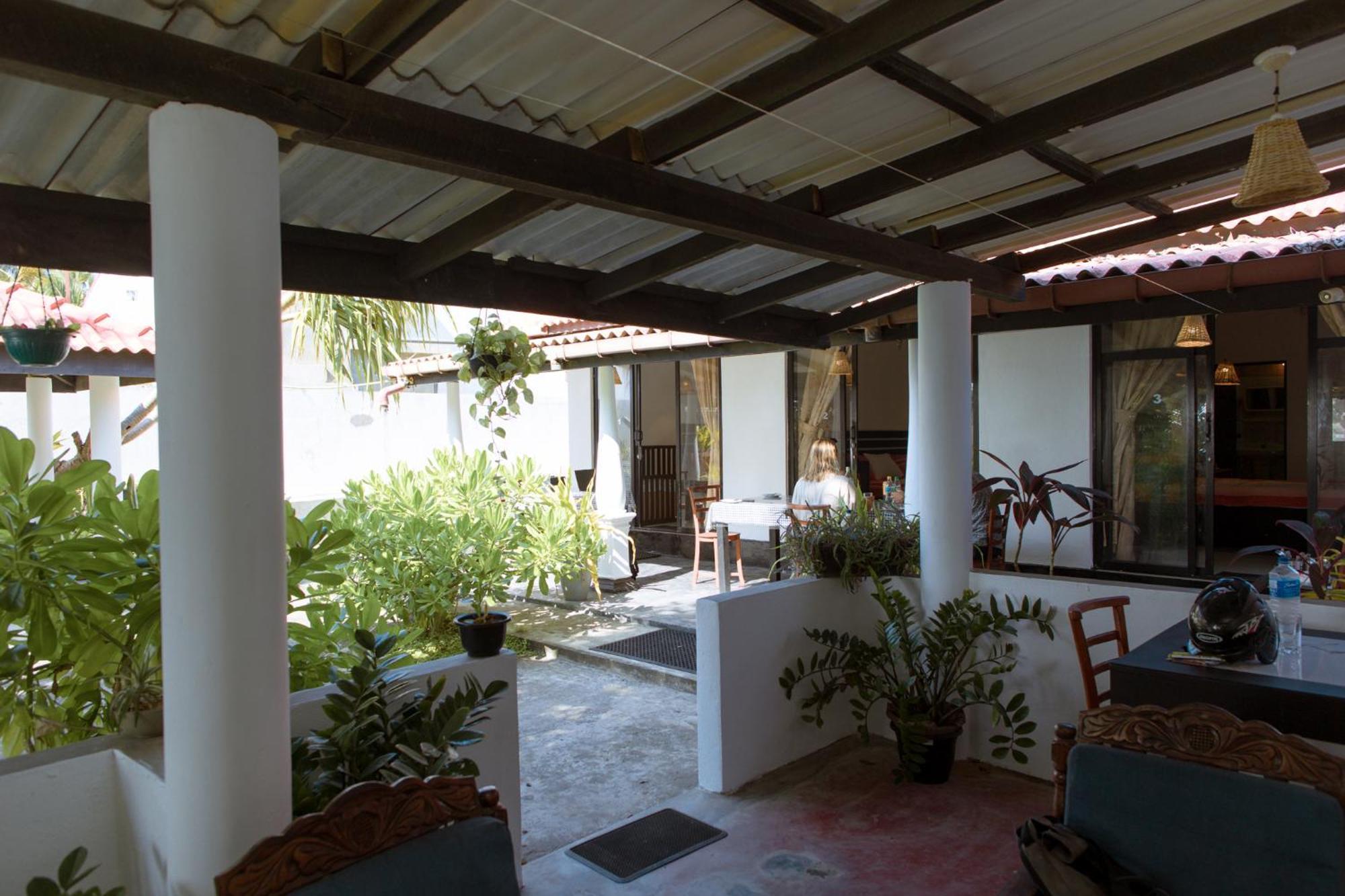 Yes Beach Hostel Mirissa Exterior foto