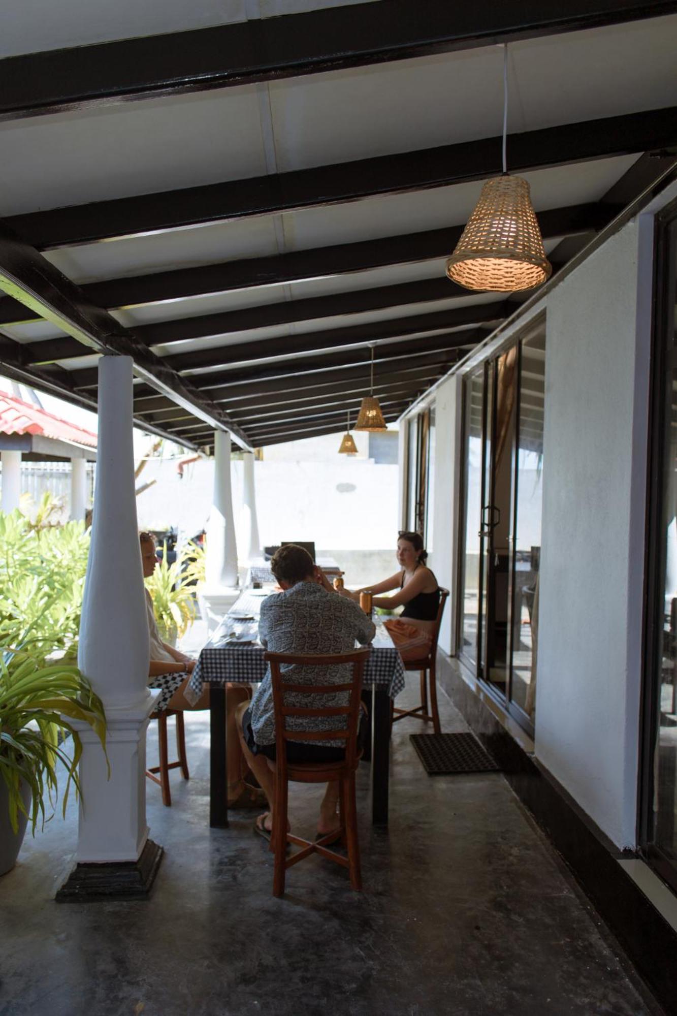 Yes Beach Hostel Mirissa Exterior foto