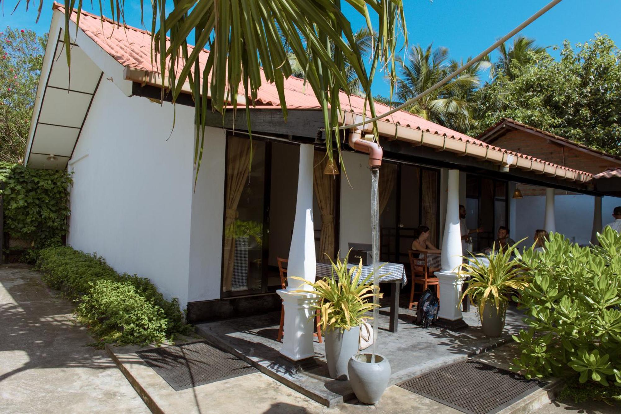 Yes Beach Hostel Mirissa Exterior foto